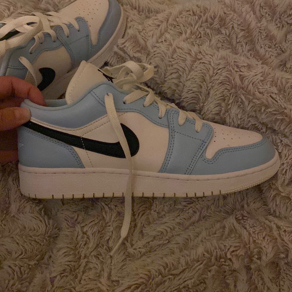 Never worn size 8 women’s Jordan’s